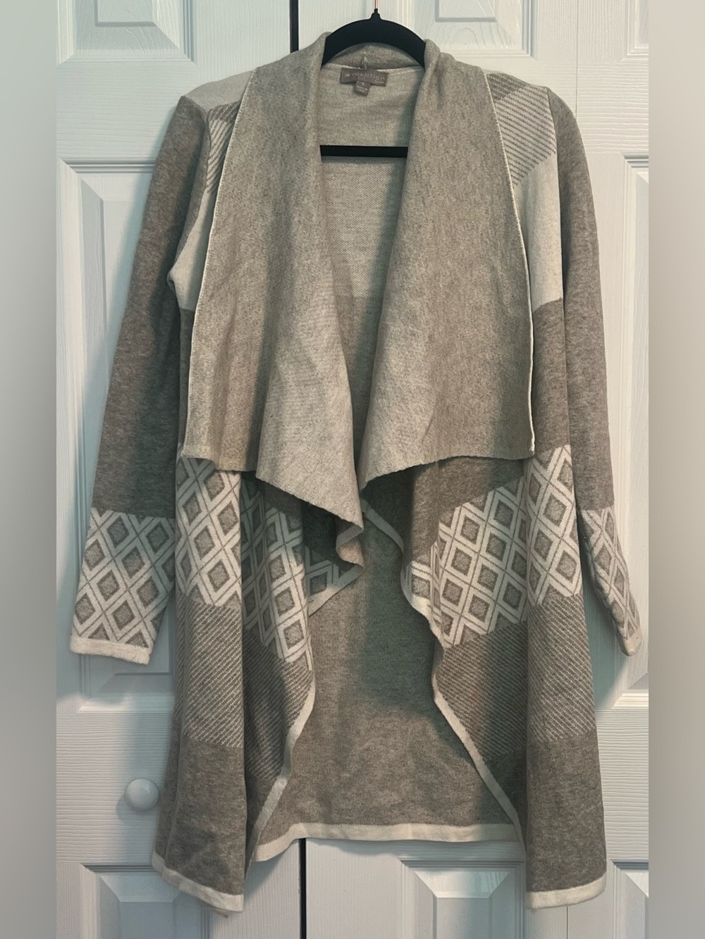 Evolution by Cyrus Open-Front Cardigan With Gray and White Diamond Pattern